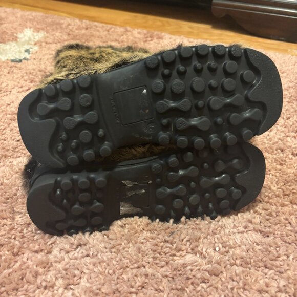 Women’s BEBE Mammoth Boots Fur Size 5 Slip On Black/Tan - Picture 6 of 7